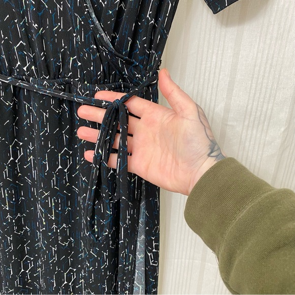 NWT🌺 Apt 9 black faux wrap geometric pattern dress with tie waist - Picture 7 of 9